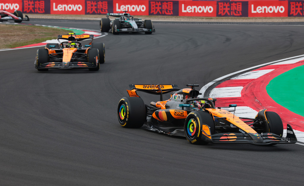 Макларън MCL39, Оскар Пиастри и Ландо Норис Макларън MCL39, Оскар Пиастри и Ландо Норис