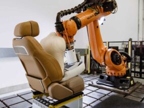 Роботи на Jaguar Land Rover симулират 10 години употреба на седалки за пет дни Jaguar Land Rover роботи