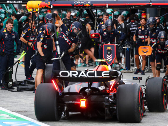 F1 пилот в бокса