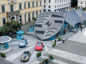 Експозицията на Porsche на IAA Mobility с гигантския герб на марката