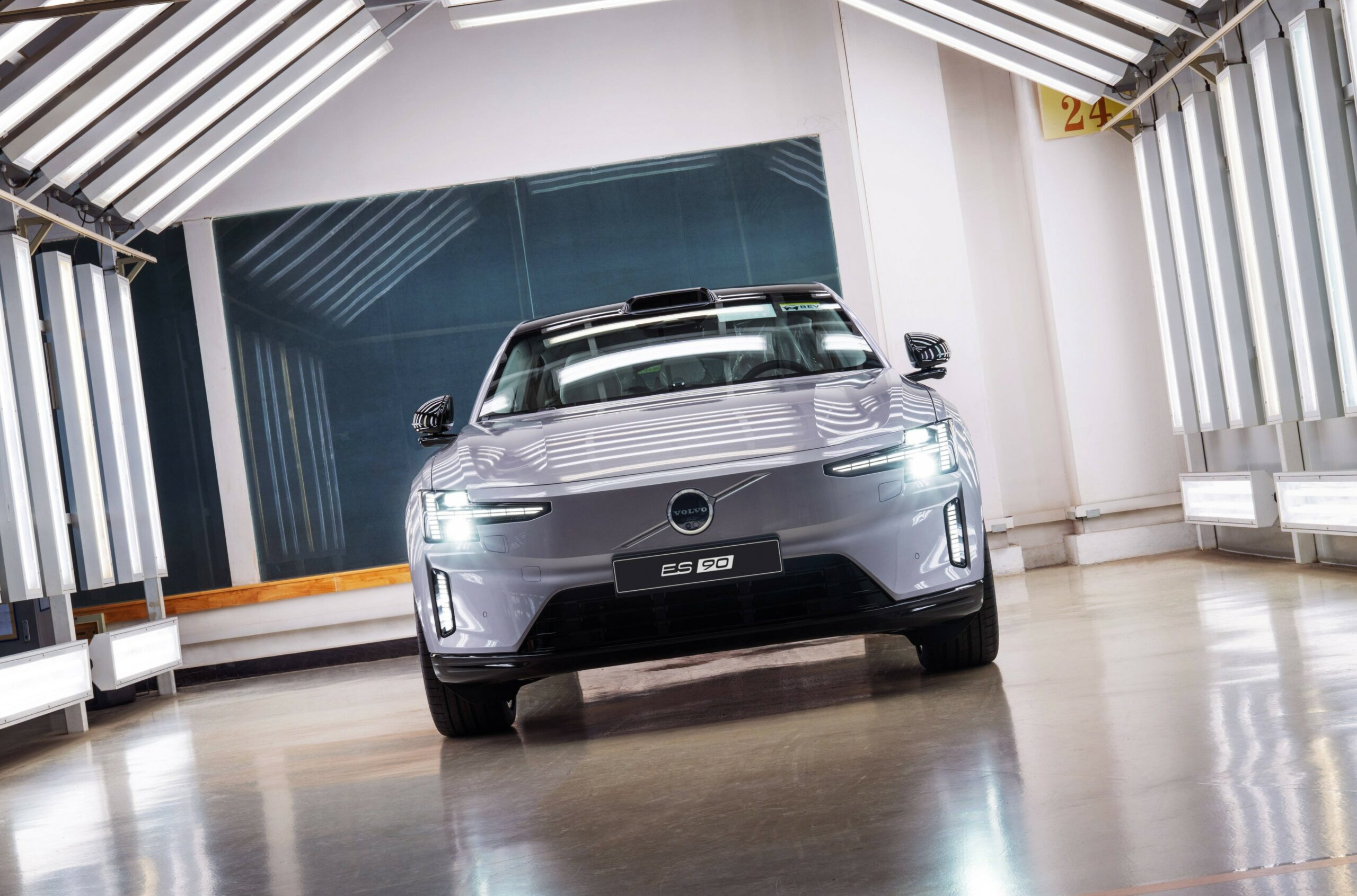 Нов Volvo ES90, чието производство стартира в Китай.