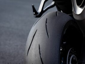 BATTLAX RACING STREET RS12: Bridgestone представя гума, родена на пистата Bridgestone BATTLAX RS12