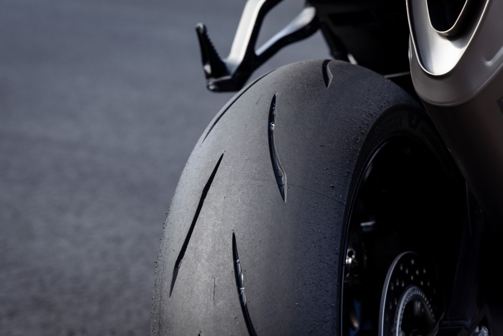 1920_2025_bs_rs12_det_010 Bridgestone BATTLAX RS12