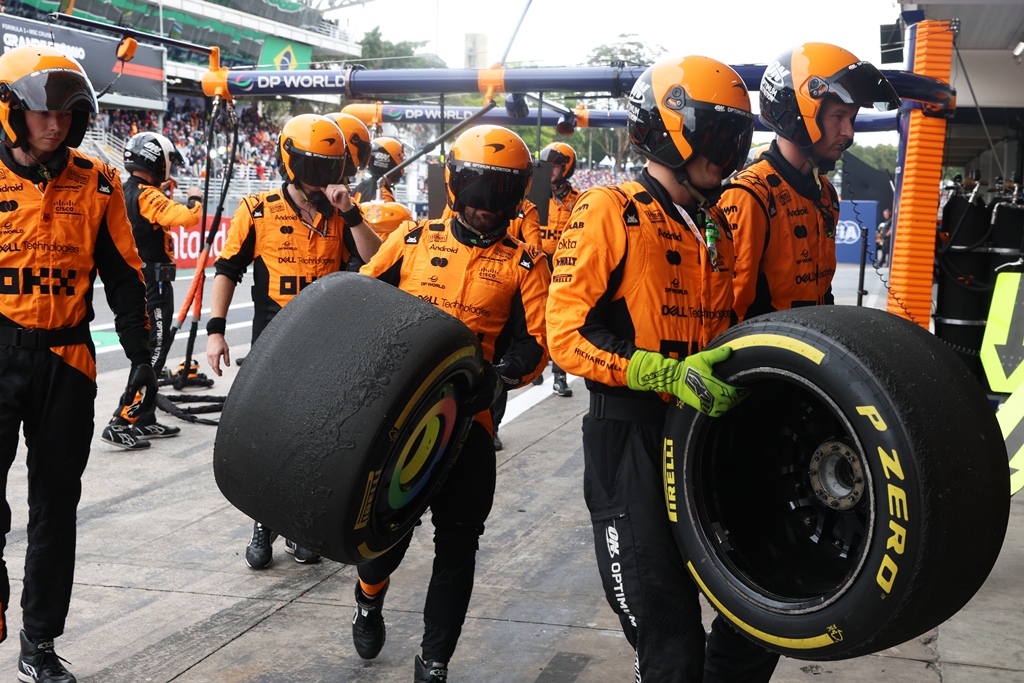 646 гуми, Пирели, Макларън F1, механици, пит