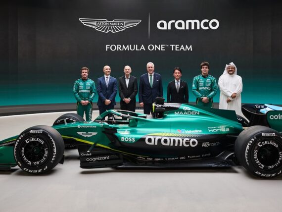 Астън Мартин AMR26