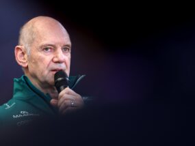 Драмата в Астън Мартин: Вибрациите са намалени, но стигат до пилотите, максимумът е 25 тура, заяви Нюи Ейдриан Нюи