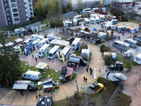 Панорамен изглед от дрон на Camping & Caravaning Expo в София Ленд с изложени кемпери и каравани.
