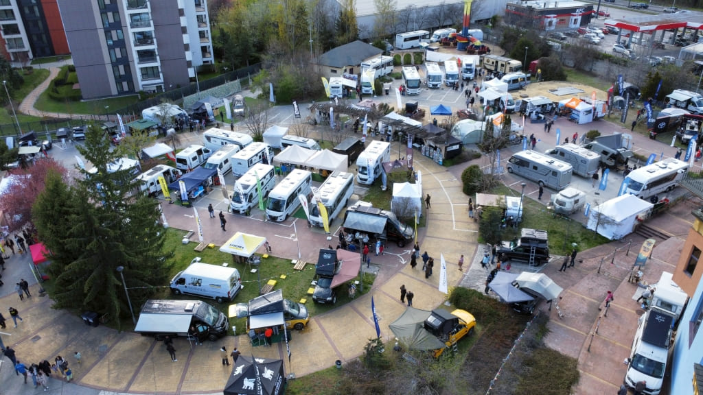 camping expo 1 Панорамен изглед от дрон на Camping & Caravaning Expo в София Ленд с изложени кемпери и каравани.
