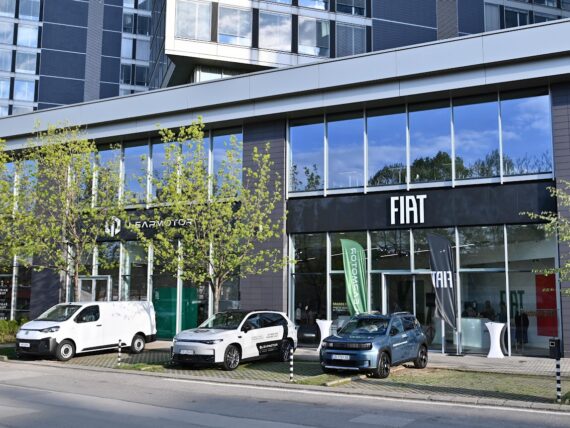 Витрина на новия шоурум FIAT Leapmotor София в Литекс Тауърс