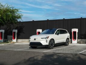 Volvo с достъп до мрежата Tesla Supercharger в Европа Volvo, Tesla Supercharger