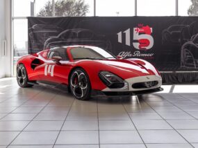 Alfa Romeo 33 Stradale беше предадена тържествено на двама щастливи купувачи Alfa Romeo 33 Stradale