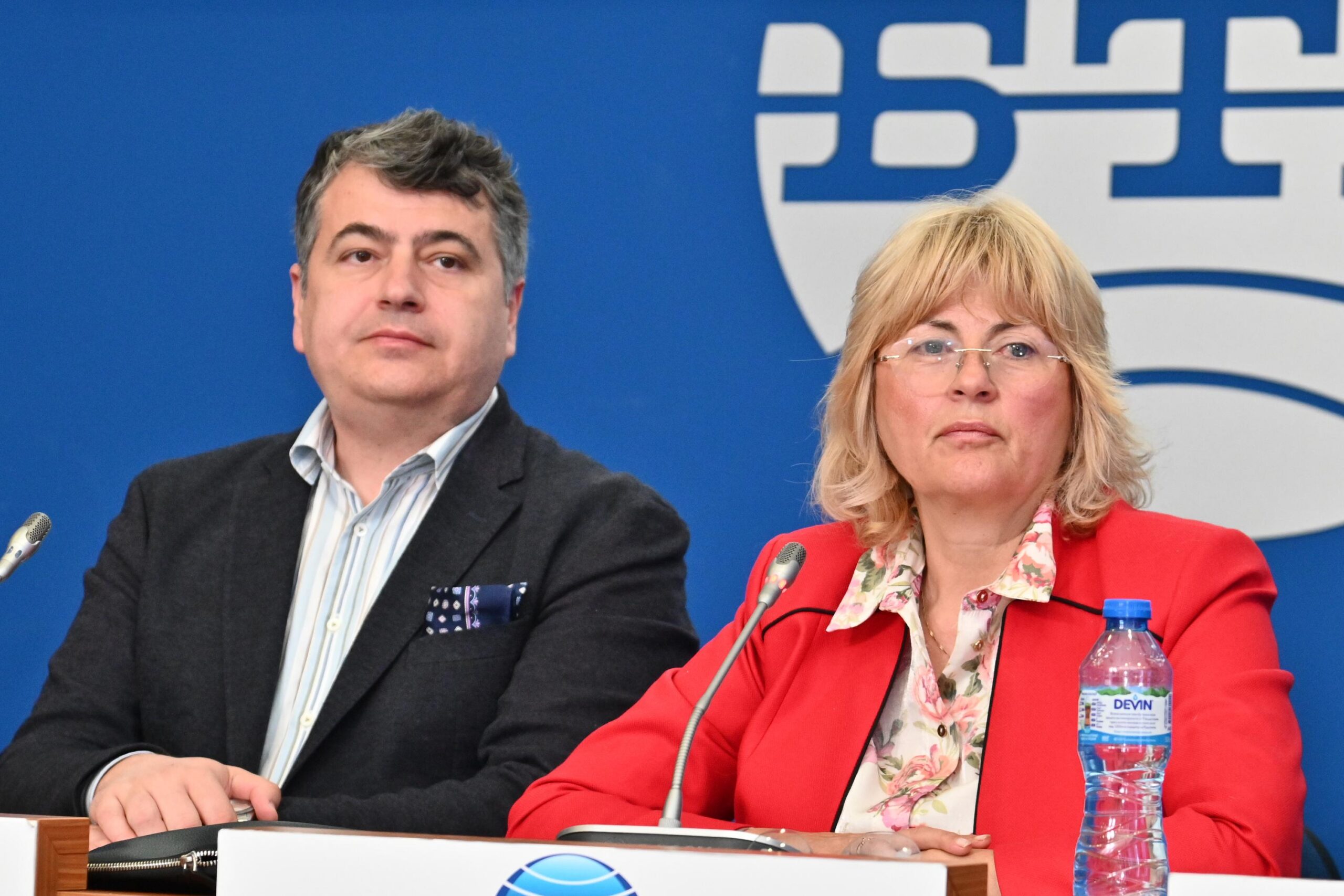 T20260505-838 Александър Костадинов (председател на УС) и Таня Груева (изпълнителен директор) по време на представянето на проучването на ААП