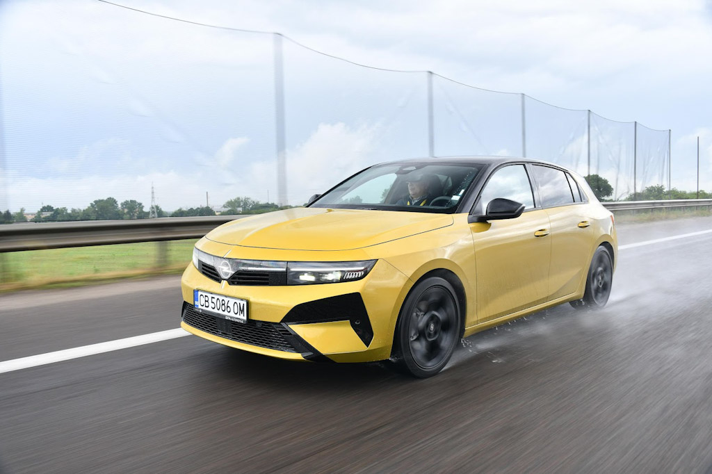 Новия Opel Astra фейслифt Hatch