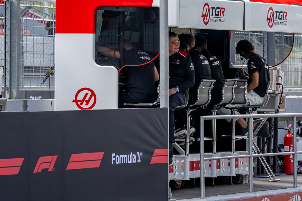 Oliver Bearman, Haas F1, Hungarian Grand Prix 2026, Hungaroring, Hungary Оливър Беърман, Хаас F1, питуол, инженери
