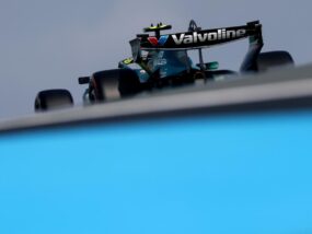 Астън Мартин AMR26