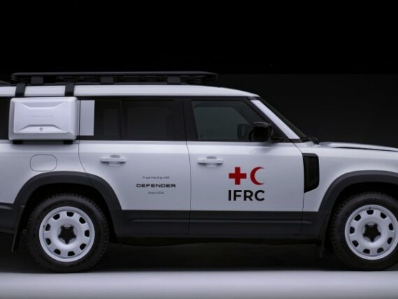Defender продължава мисията си с Червения кръст Defender_130_British_Red_Cross